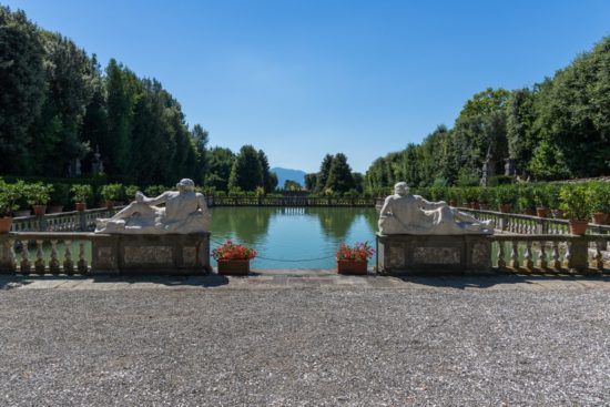 Giardino dei Limoni - peschiera e statue di marmo