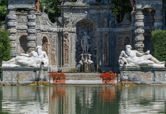 Statue rappresentanti i fiumi Arno e Serchio, ninfeo di Leda sullo sfondo - Villa Reale di Marlia