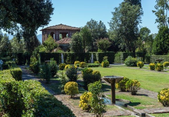 Giardino Spagnoloe sullo sfondo la Grotta di Pan - pgmedia.it