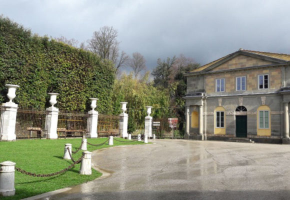 Una delle palazzine gemelle e il piazzale ristrutturato