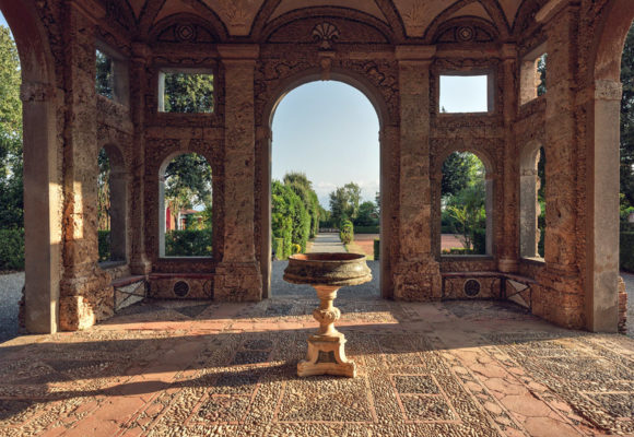 Ingresso della Grotta di Pan, Parco Villa Reale di Marlia - Foto L. Bartoli