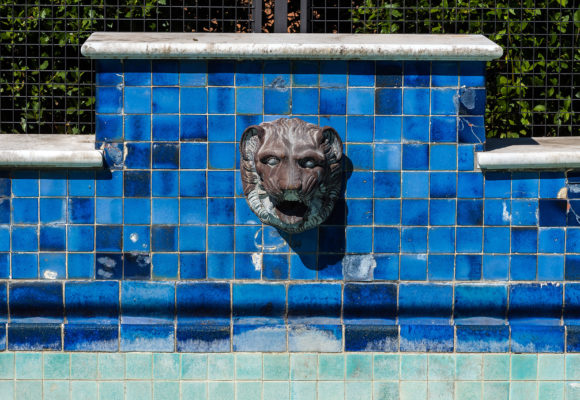 Particolare scultoreo, piscina di Villa Reale di Marlia