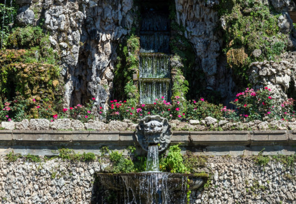 Una delle sei fontane del Teatro d'Acqua, alle spalle la cascata