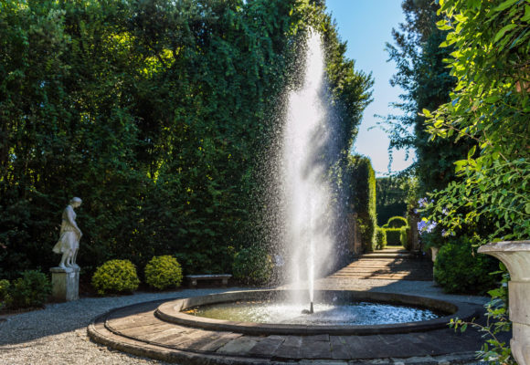 La fontana in entrata al Teatro di Verzura di Villa Reale di Marlia