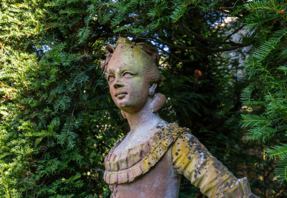 Dettaglio delle statue della commedia, Colombina - Teatro di Verzura, Villa Reale di Marlia - Foto di Vincenzo Tambasco