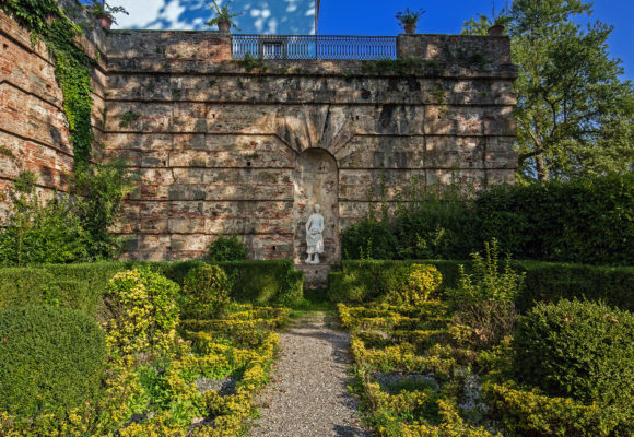 Giardino all'Italiana, adiacente la Villa del Vescovo